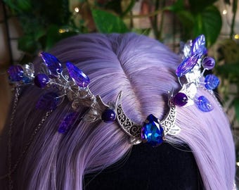 Tiara Lua Crescente Azul com contas em forma de folha e cristais, Diadema Fairycore Prateada, Joia para Cosplay de Fantasia Sombria, Acessório de Cabeça Celestial