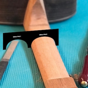 Sjabloon voor het vormgeven van de klassieke gitaarhals