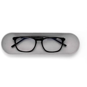 Eyeglass rest clearance