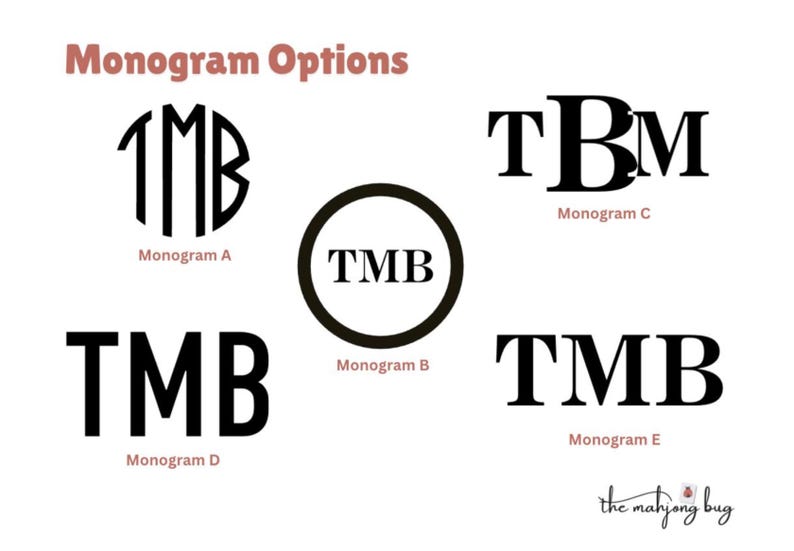 Op de afbeelding: Afbeelding met vijf monogramopties met de letters TMB. De monogrammen zijn in verschillende stijlen weergegeven, waaronder cirkelvormige en gestapelde ontwerpen. De tekst "Monogram Options" staat bovenaan en het mahjong bug-logo staat onderaan.