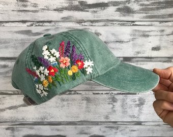 Handgenähte Baseballkappe mit Lavendel und botanischen Blumen