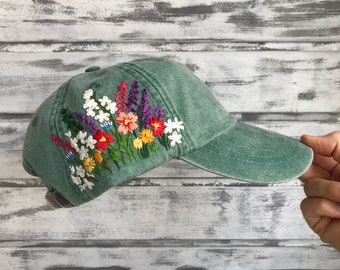 Handgenähte Baseballkappe mit Lavendel und botanischen Blumen