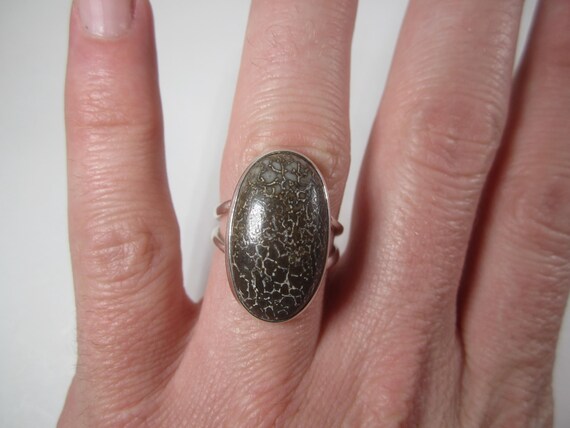 Fossilized Dinosaur Bone Ring Size 8 Vintage Ster… - image 4
