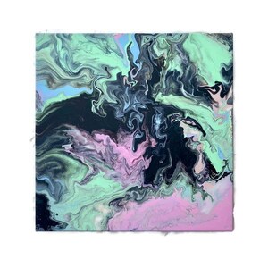 Puede incluir: Pintura abstracta con patrones en espiral en tonos de verde, negro, rosa y azul.