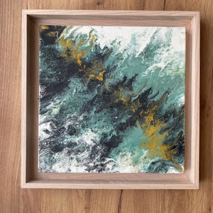 Puede incluir: Pintura abstracta en un marco de madera. La pintura presenta patrones de pintura negra, verde y dorada.