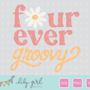 Puede incluir: Fuente groovy rosa y naranja con un gr&aacute;fico de margarita. El texto dice "four ever groovy".