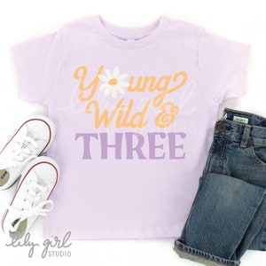 Young Wild & Three Groovy Daisy SVG, 3e anniversaire SVG pour fille, violet, enfant en bas âge Boho, fichier de coupe pour Cricut ou Silhouette, téléchargement immédiat