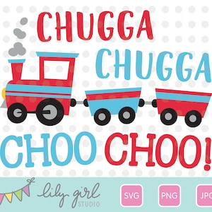 Pode incluir: Trem vermelho e azul com as palavras "Chugga Chugga Choo Choo!" em letras vermelhas e azuis. O trem tem uma chamin&eacute; e tr&ecirc;s vag&otilde;es.