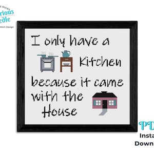 Può includere: Uno schema di ricamo a punto croce incorniciato in nero con tessuto bianco e testo nero che recita "Ho solo una cucina perché è arrivata con la casa". Il disegno include una stufa, un armadio, una teiera e una casa.