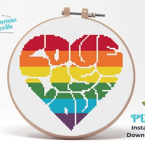 Puede incluir: Un patrón de punto de cruz en forma de corazón con colores de arcoíris con la palabra "LOVE IS LOVE" en blanco. El patrón está en un aro y el texto "PDF Descarga instantánea" está en la esquina inferior derecha.