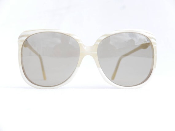 Cool 70s oversized sunglasses