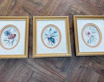 Trio di stampe floreali vintage con tecnica decoupage, incorniciate.
