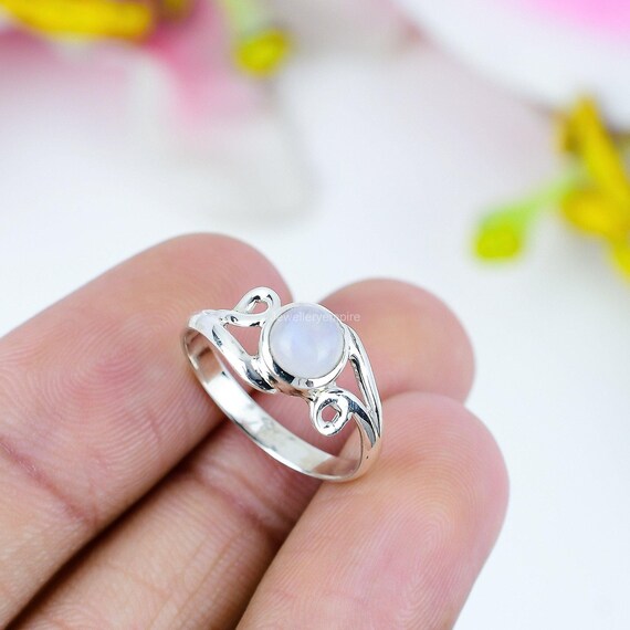 Bague artisanale avec pierre de lune arc en ciel naturelle bague avec pierres precieuses blanches jonc bijoux en argent sterling 925 cadeau de mariage bague pour la mariee Etsy France