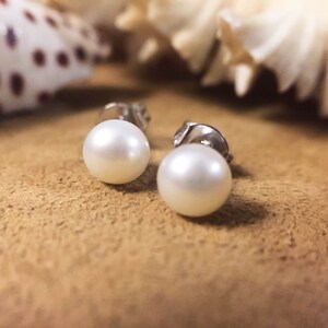 Pearl stud earrings / Handcraft/Sterling silver / Stud earring /