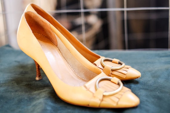 mustard pumps shoes