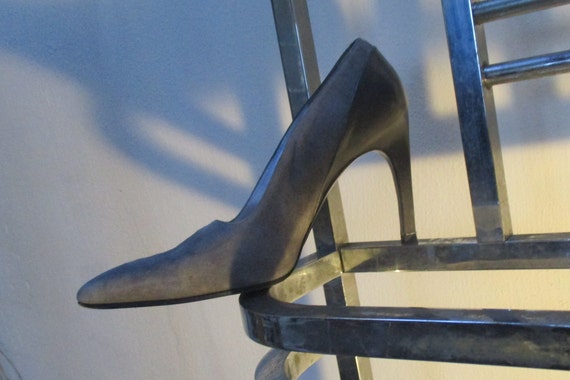 THIERRY MUGLER SHOES Grey suede pumps contrasting