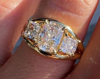 3石ラボグロウンダイヤモンドリング 2.68カラット クッションカットダイヤモンドリング 婚約指輪 14Kイエローゴールド ラボダイヤモンドリング 女性へのギフト