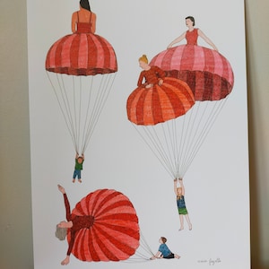 Può includere: Una stampa artistica con figure con abiti a forma di paracadute nei toni del rosso e del rosa. Ogni figura è collegata a una persona o un bambino sottostante da sottili linee, creando una scena stravagante e surreale. L'opera d'arte è firmata "maison fayelle".
