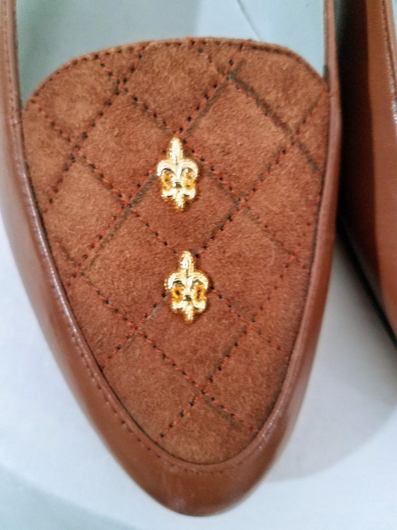 1970s Shoes Cognac Brown 7.58N Pappagallo Loafers with Gold Fleur de Lis Vintage 1970s Shoes