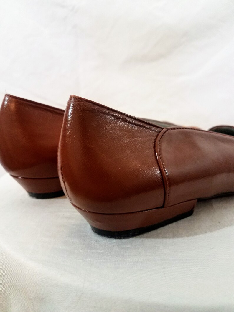 1970s Shoes Cognac Brown 7.58N Pappagallo Loafers with Gold Fleur de Lis Vintage 1970s Shoes