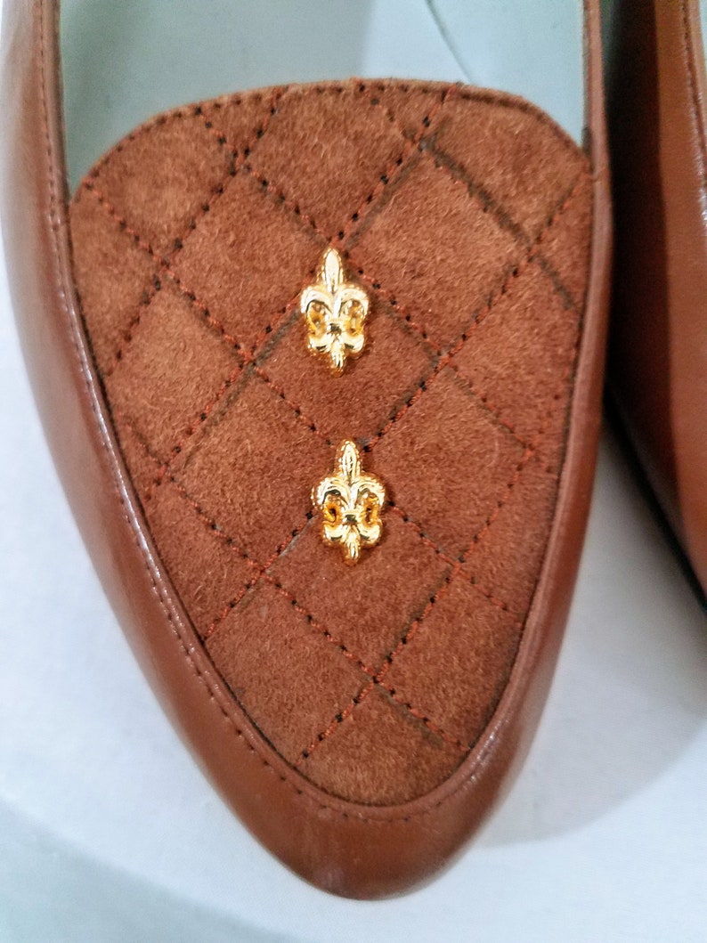 1970s Shoes Cognac Brown 7.58N Pappagallo Loafers with Gold Fleur de Lis Vintage 1970s Shoes