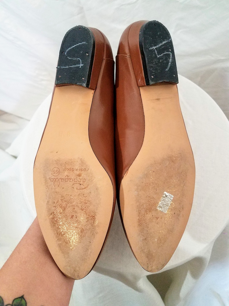 1970s Shoes Cognac Brown 7.58N Pappagallo Loafers with Gold Fleur de Lis Vintage 1970s Shoes