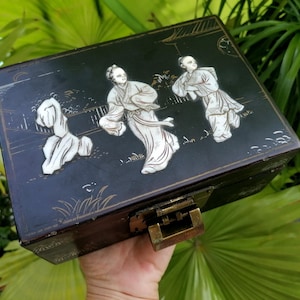 Rare Antique Japanese Lacquer jewelry casket with Geishas from 1900&#39;s.