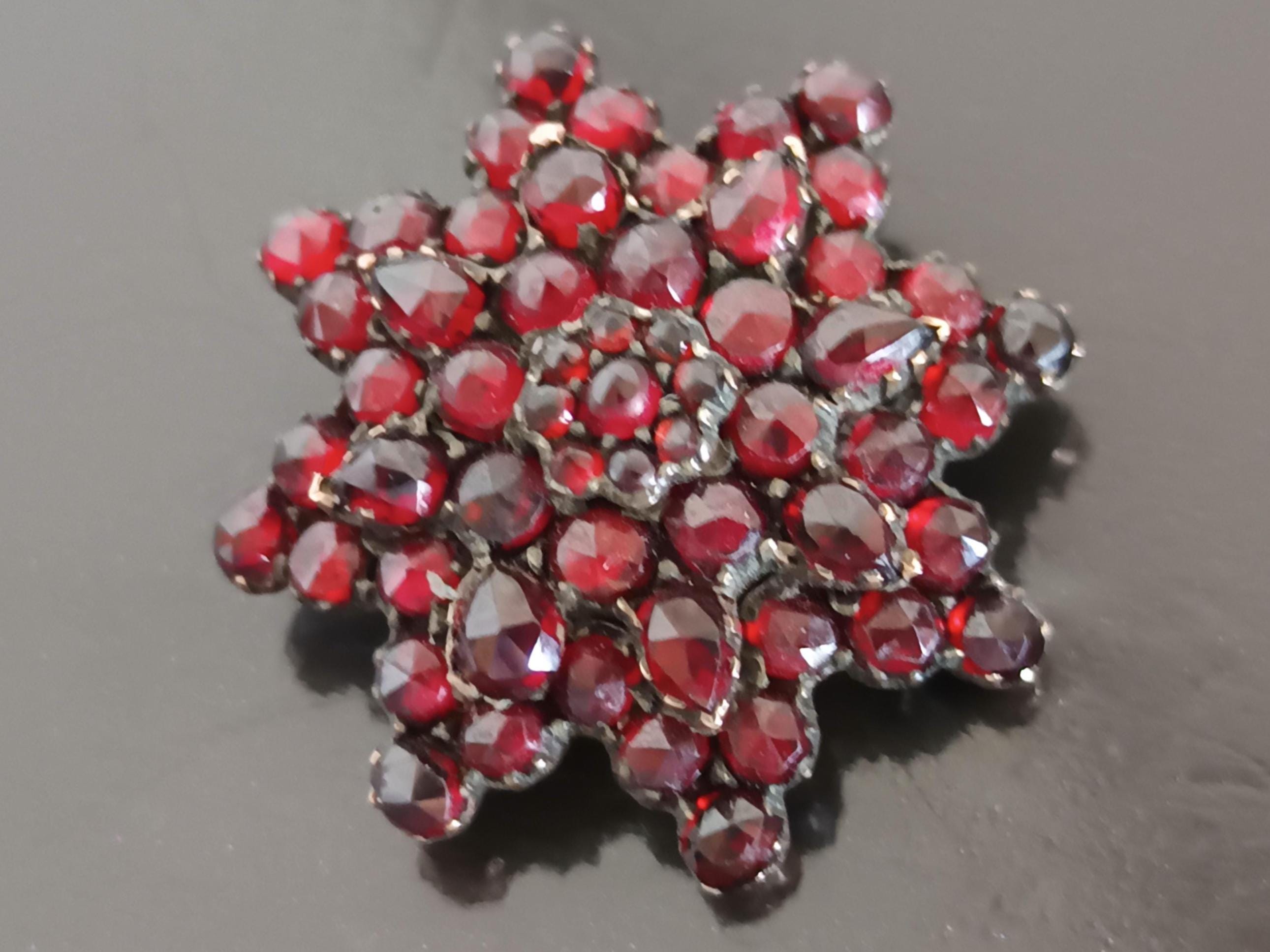 Broche Vintage étoile Grenats - Métal Doré, Longueur 5cm - Antiquité / Occasion