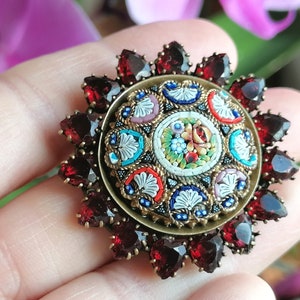 Rare grande broche ancienne avec grenats bohèmes et micromosaïque des années 1900. image 2