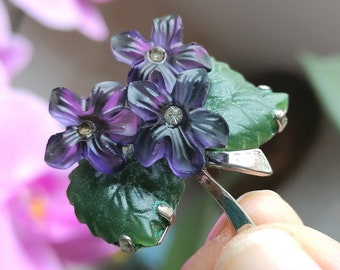 Raro ramo de flores de violetas de broche de mediados de siglo con amatista y jade de la década de 1960.