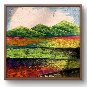 Paisaje pintado al óleo original, pintura al óleo sobre cartón, colinas verdes brillantes bajo un paisaje de cielo nublado suave, arte hecho a mano, sin marco