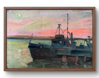 Op de afbeelding: Een schilderij van een donkerblauwe boot die aangemeerd ligt aan een pier met een roze en oranje zonsondergang op de achtergrond.