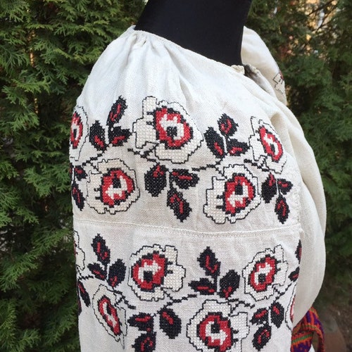 Ukrainian traditional green vyshyvanka shops vintage| ukrainian embroidery| ukrainian dress| romanian blouse | romanian dress| antique