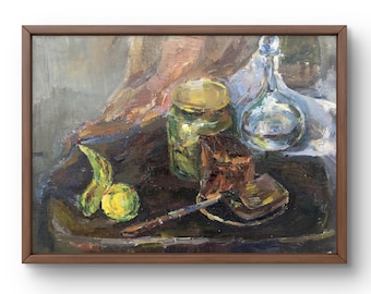 Könnte beinhalten: Ein Stillleben mit einem Glasgefäß, einer Glasflasche, einer Holzkiste und zwei gelben Kürbissen auf einem dunkelbraunen Tisch. Das Gemälde ist in einem braunen Holzrahmen gerahmt.
