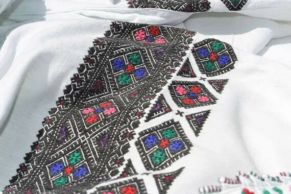 難しい技術の伝統的なウクライナのヴィンテージ vyshyvanka 手作り刺繍