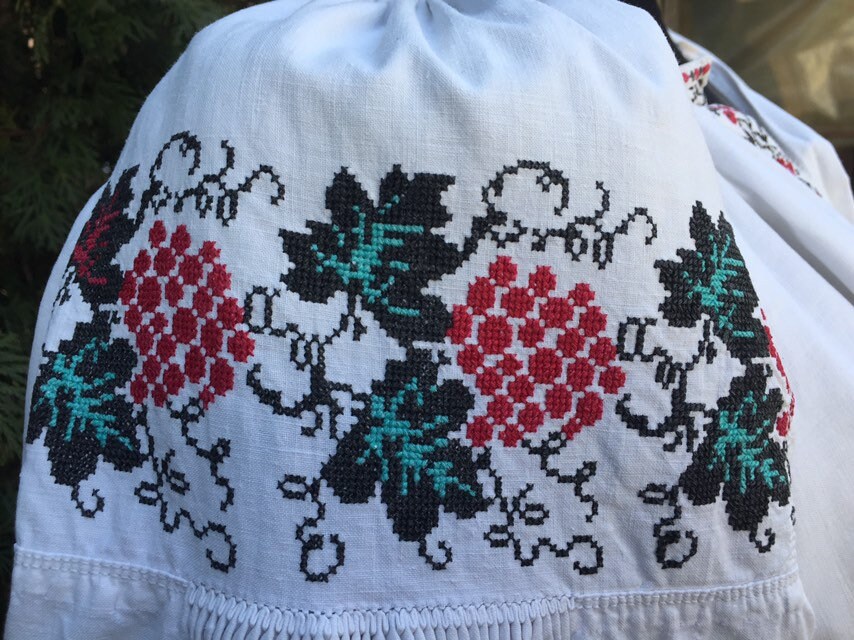 アンティーク ウクライナ刺繍 燕達と蝶と薔薇 手刺繍リネンクロス
