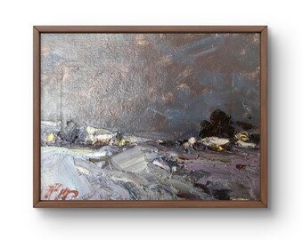 Op de afbeelding: Een ingelijst olieverfschilderij dat een landschapsscene voorstelt met een bewolkte lucht en een klein dorp in de verte. Het schilderij is gemaakt in een losse, impressionistische stijl met dikke penseelstreken en een gedempt kleurenpalet.