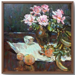 Pintura a óleo natureza morta original, pintura a óleo sobre papelão, composição brilhante de flores rosas em um vaso e frutas, arte feita à mão, sem moldura