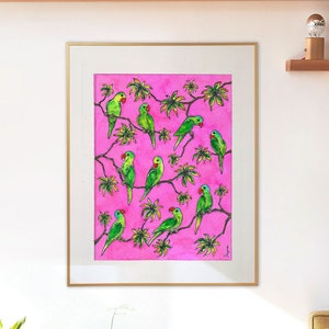 Pode incluir: Uma pintura em aquarela emoldurada de papagaios verdes empoleirados em galhos sobre um fundo rosa brilhante. A pintura apresenta um padr&atilde;o repetitivo de papagaios e folhas.