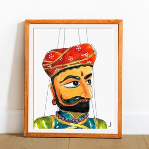 Puede incluir: Una pintura de acuarela de un t&iacute;tere con un turbante rojo y dorado, una cara amarilla y una barba negra. El t&iacute;tere lleva una t&uacute;nica verde y azul y tiene cuerdas atadas a su cabeza y brazos.
