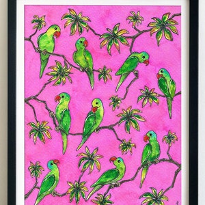 Pode incluir: Uma impress&atilde;o emoldurada de uma pintura em aquarela com um fundo rosa com papagaios verdes empoleirados em galhos com folhas amarelas. Os papagaios t&ecirc;m bicos vermelhos e corpos verdes com detalhes amarelos.
