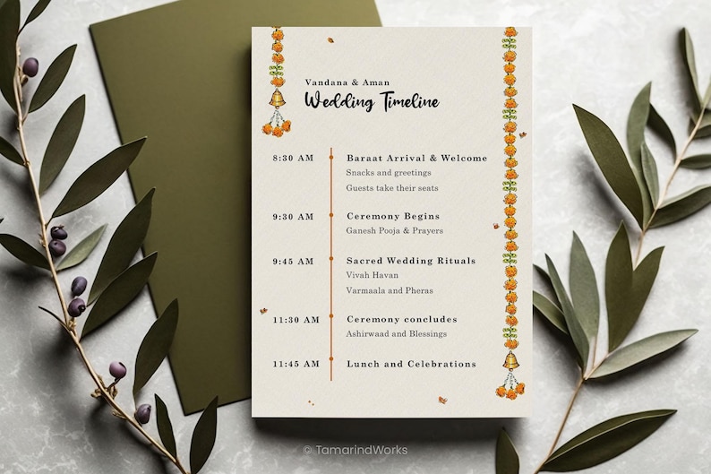 Pu&ograve; includere: Un cartoncino color crema con la scaletta del matrimonio e il testo Vandana & Aman Wedding Timeline, una linea verticale arancione e ghirlande di fiori di calendula con campanelle dorate ai lati. Il programma elenca gli eventi dalle 8:30 alle 11:45.