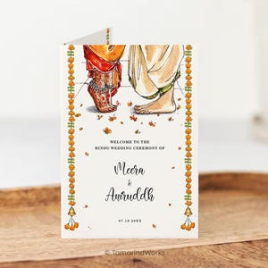 Pu&ograve; includere: Un cartoncino bianco per il programma di nozze con un'illustrazione ad acquerello di due paia di piedi, ghirlande di fiori di calendula arancioni sui lati e il testo: Welcome to the Hindu wedding ceremony of Meera & Aniruddh 07.18.20XX.