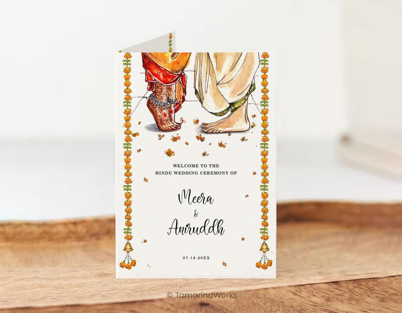 Pu&ograve; includere: Un cartoncino bianco per il programma di nozze con un'illustrazione ad acquerello di due paia di piedi, ghirlande di fiori di calendula arancioni sui lati e il testo: Welcome to the Hindu wedding ceremony of Meera & Aniruddh 07.18.20XX.
