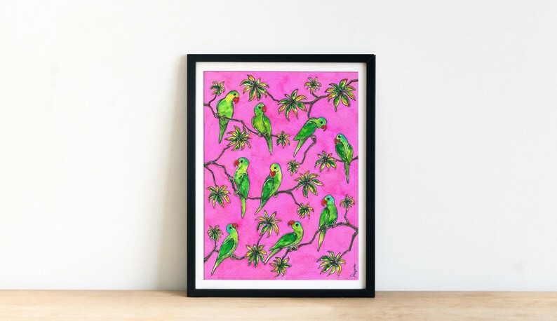Pode incluir: Uma impress&atilde;o emoldurada de uma pintura em aquarela com um fundo rosa com papagaios verdes empoleirados em galhos com folhas amarelas. Os papagaios t&ecirc;m bicos vermelhos e corpos verdes com detalhes amarelos.