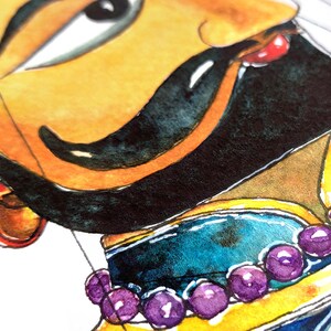 Puede incluir: Primer plano de una pintura de acuarela de la cara de un hombre. El hombre tiene barba y bigote oscuros, y lleva una prenda azul y amarilla con un collar de cuentas moradas.