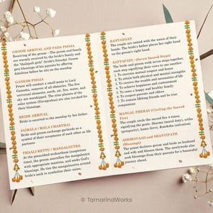 Pu&ograve; includere: Un cartoncino pieghevole bianco per il programma del matrimonio con testo stampato che descrive le fasi della cerimonia ind&ugrave; come l'arrivo dello sposo, Ganesh Pooja e Saptapadi. Il cartoncino &egrave; decorato con bordi verticali di ghirlande di calendule.