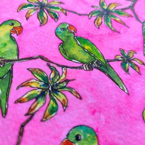Pode incluir: Uma pintura em aquarela de papagaios verdes empoleirados em galhos com folhas verdes e amarelas sobre um fundo rosa.