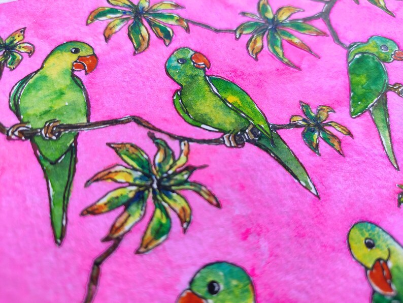 Pode incluir: Uma pintura em aquarela de papagaios verdes empoleirados em galhos com folhas verdes e amarelas sobre um fundo rosa.