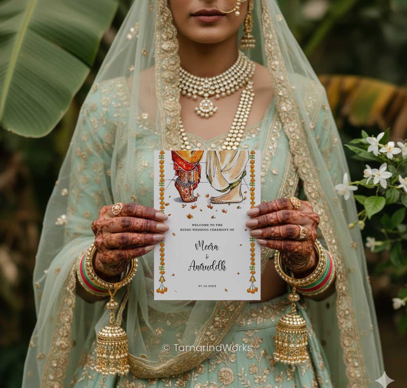 Pu&ograve; includere: Un invito di nozze rettangolare con un'illustrazione di piedi con henn&eacute; e abiti tradizionali, con il testo Welcome to the Hindu wedding ceremony of Meera & Aniruddh. La carta &egrave; tenuta da mani decorate con intricati motivi all'henn&eacute;.